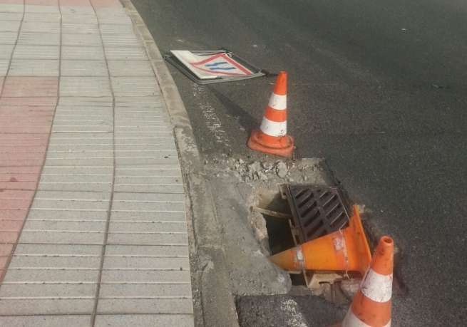 Tapa del alcantarilla mal puesto en el vial costero (Foto TA)
