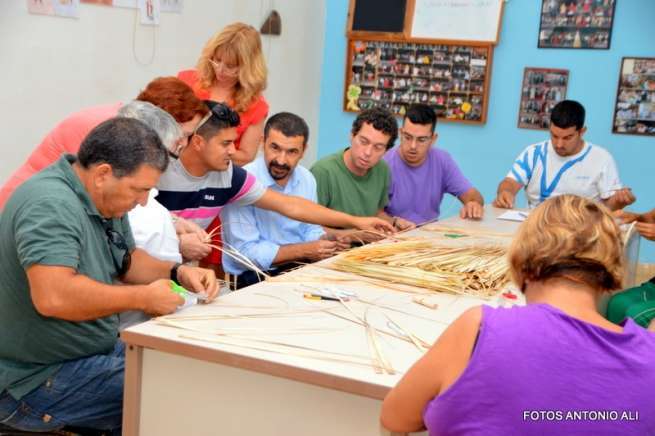 Imagen del taller de confección de sombreros de palma y centeno (Foto Antonio Alí)