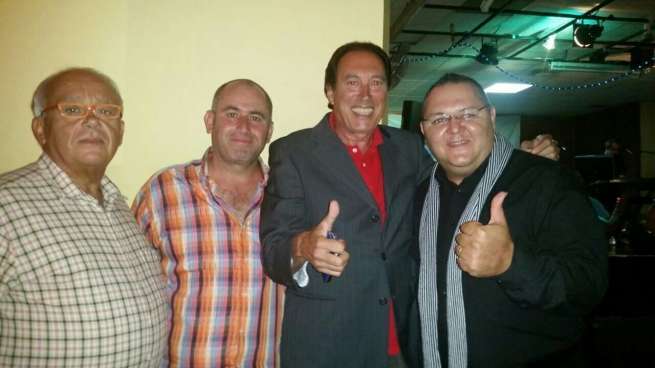 Miguel Barrios, el segundo por la derecha, con socios y directivos de La Fraternidad (Foto TA)