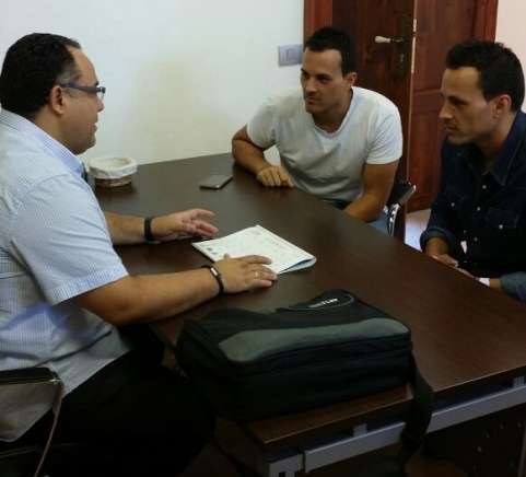 El concejal de Festejos durante el encuentro con Ancor y Ayose Domínguez (Foto TA)