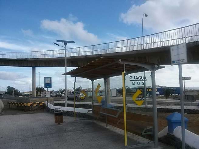 Farolas con placas solares en las marquesinas de Telde (Foto TA)