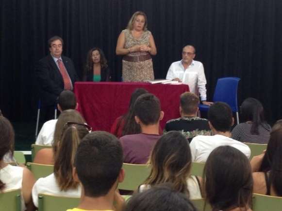 La alcaldesa y el cónsul de Italia, este viernes con los alumnos en el IES José Frugoni (Foto TA)