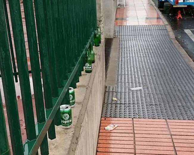 Botellines y suciedad en una calle del Valle de los Nueve (Foto TA)