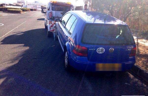 Momento en que el vehículo es retirado por una grúa (Foto TA)