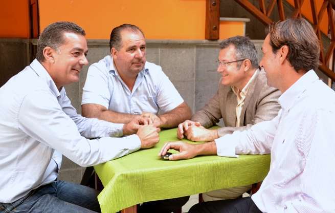 Torres, Martel, González y Gómez charlando distendidamente en El Casino La Unión de Telde (Foto TA)