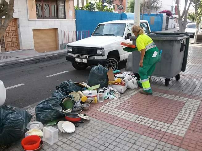 Una operaria de FCC recoge la basura tirada en Salinetas (Foto TA)