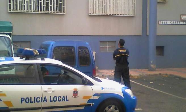 Bomberos y Policía durante la intervención (Foto TA)