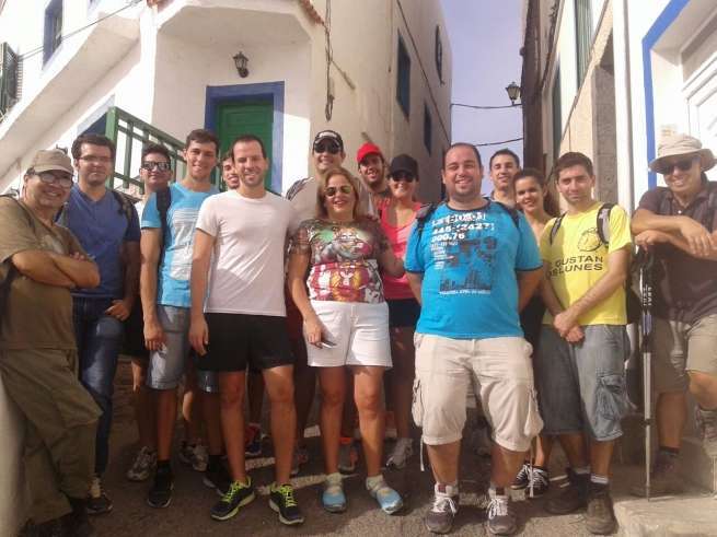 Los miembros de Nueva Generaciones, en Tufia, con la alcaldesa de Telde (Foto TA