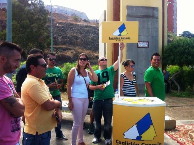 Puesto informativo instalado por CC en el mercadillo dominical de Jinámar (Foto TA)