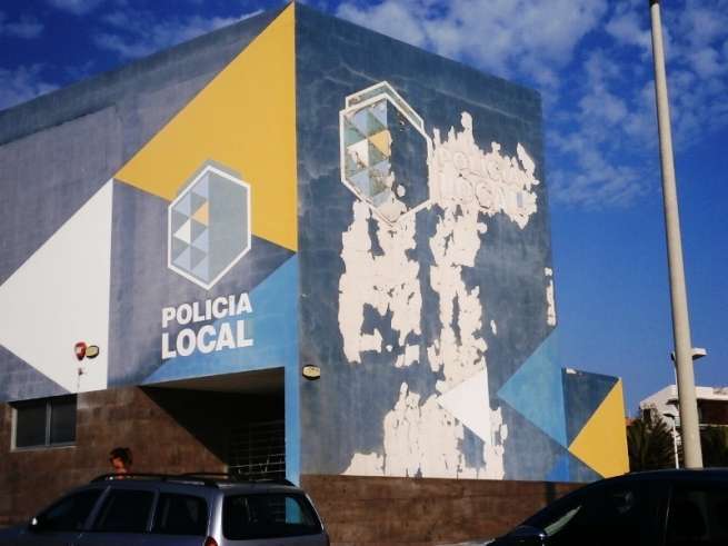 Lamentable estable de uno de los frontis de la sede de la Policía Local en La Garita (Foto TA)