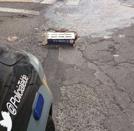 Tapa de alcantarillo con problemas en la calle Duero (Foto TA)
