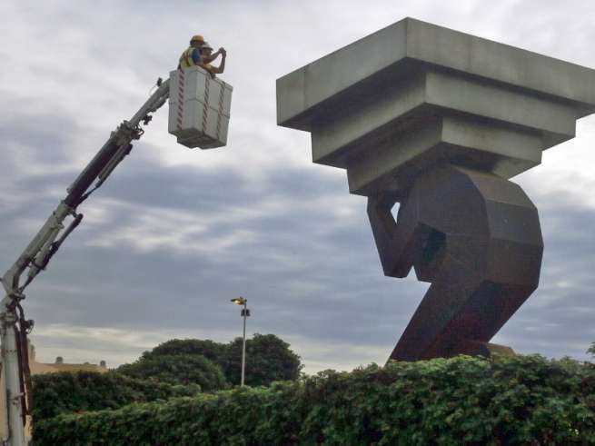 Trabajos en el pebetero de la escultura Atlas, en San Juan (Foto TA)