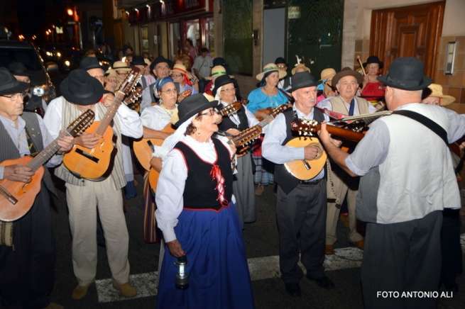 Una parranda folclórica amenizó el recorrido por las calles de San Gregorio (Foto Antonio Alí)