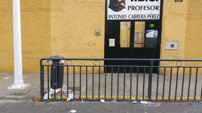 Papelera llena de basura en Las Remudas (Foto TA)