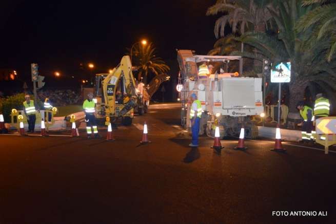 Trabajos de asfaltado desde la rotonda de Daora, en la noche de este miércoles y madrugada del jueves (Foto Antonio Alí)