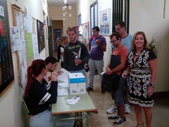 Un momento de las elecciones en el centro (Foto TA)