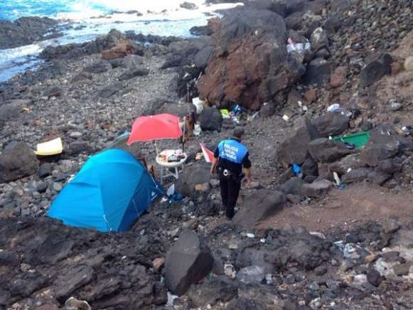 Agentes durante el desalojo en Bocabarranco (Foto TA)
