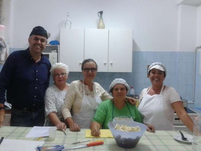 El concejal Francisco López con la monitora y asistentes al curso (Foto TA)