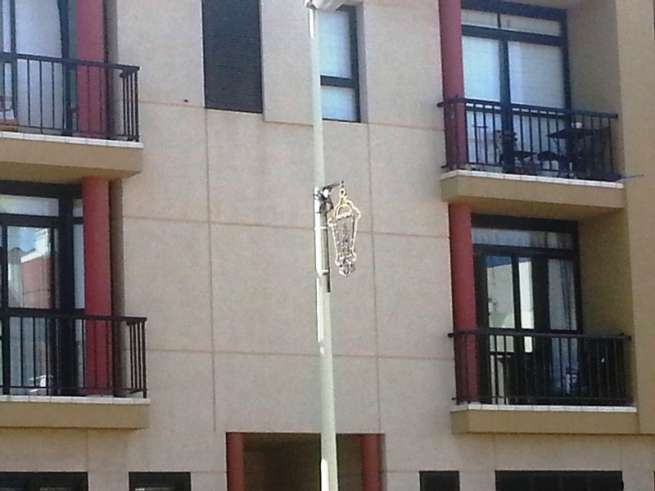 Adorno navideño que ya cuelga de las farolas de Salinetas (Foto TA)