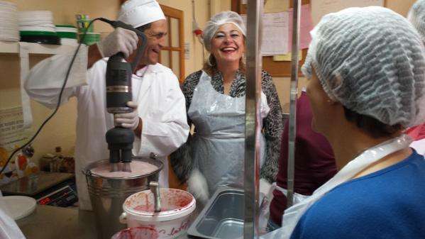 La alcaldesa junto a Leonardo Verde durante el taller (Foto TA)