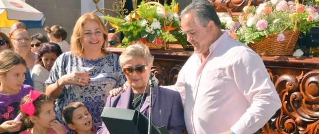 Momento de la entrega de la placa a la esposa del agricultora (Foto Antonio Alí)