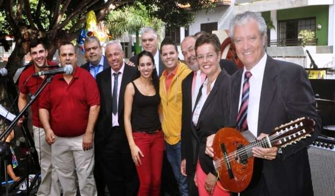El grupo con varios de los artistas invitados al acto que tuvo lugar este lunes en Telde (Foto Martínez y Aguiar-Teldeenfiestas)