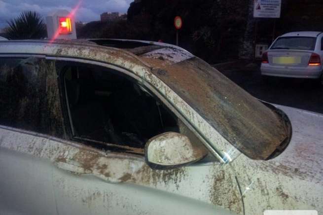 Imagen del vehículo afectado por la caída de rocas (Foto TA)