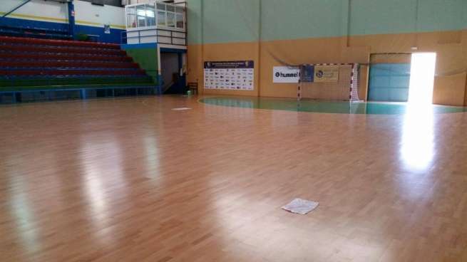 Paños colocados en el parquet en los puntos donde caía el agua desde el techo (Foto TA)