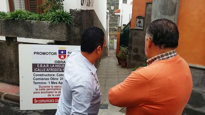 El alcalde en funciones, Juan Martel, visitando la zona en compañía de un técnico (Foto TA)