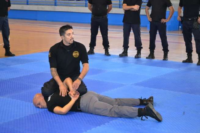 Uno de los instructores muestra una técnica de reducción (Foto TA)