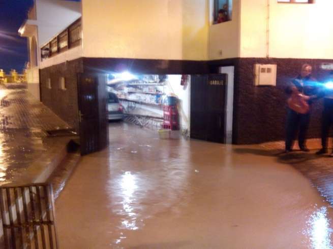 El agua inundó el garaje situado en el número 30 de paseo de Taliarte (Foto TA)