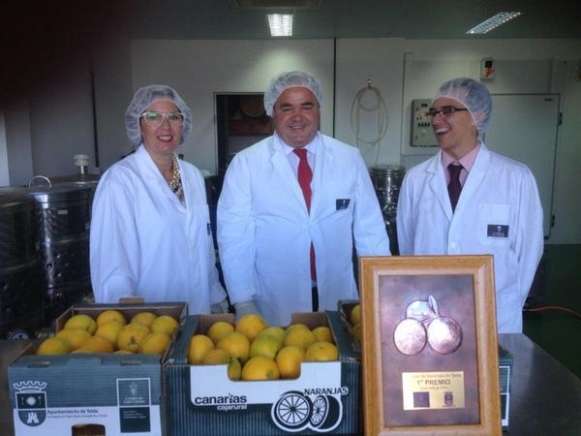 Santana y González Calderín con las naranjas de Telde y la placa que se entregará al ganador de la cata de este año (Foto TA)