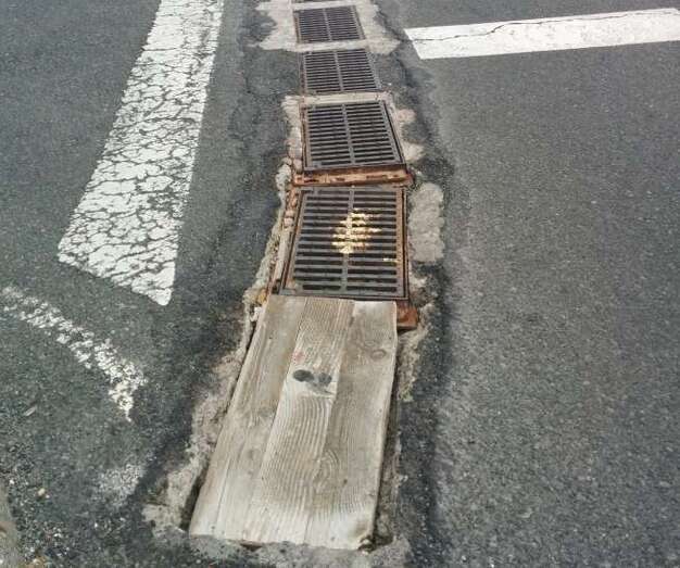 Estado que presenta la arqueta de aguas pluviales de la calle El Olivo, en La Garita (Foto TA)