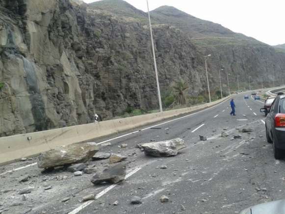 Operarios del servicio de carretas se han empleado a fondo para reabrir cuanto antes la vía (Foto @PoliciaLPA)