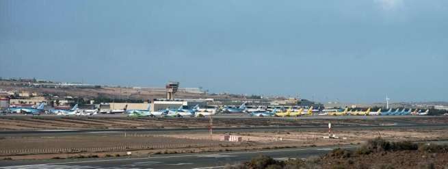 La plataforma de Gando con más de 40 aviones estacionados (Foto Juan Antonio Rico)