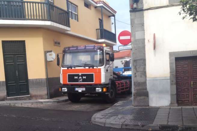 Una camión de grandes dimensiones a la salida del barrio histórico de San Francisco (Foto TA)