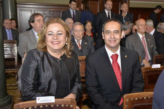 La alcaldesa con el consejero teldense Antonio Hernández Lobo (Foto TA)