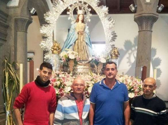 Segundo Amador, el primero por la derecha, y su equipo de colaboradores, delante del trono de la Virgen ya enrramado /Foto TA)