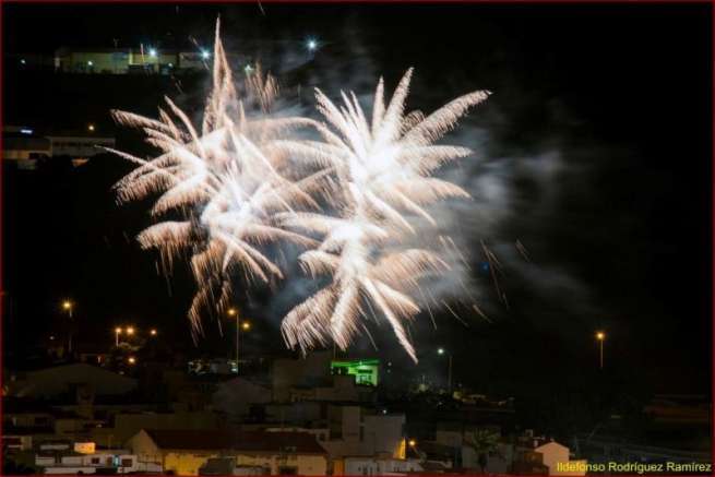 Una de las figuras del espectáculo pirotécnico (Foto Ildefonso Rodríguez)