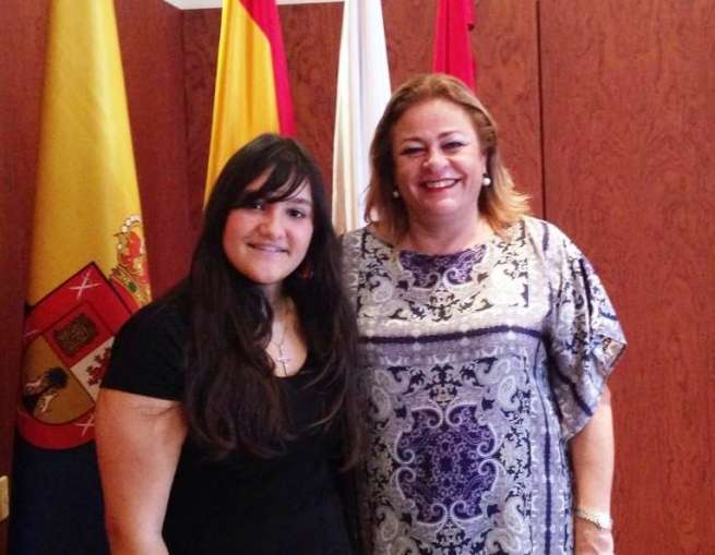 La alcaldesa recibió este miércoles a la joven promesa de la canción (Foto TA)