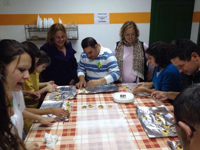 La alcaldesa y la concejala compartieron un rato con los usuarios del taller de cocina (Foto TA)