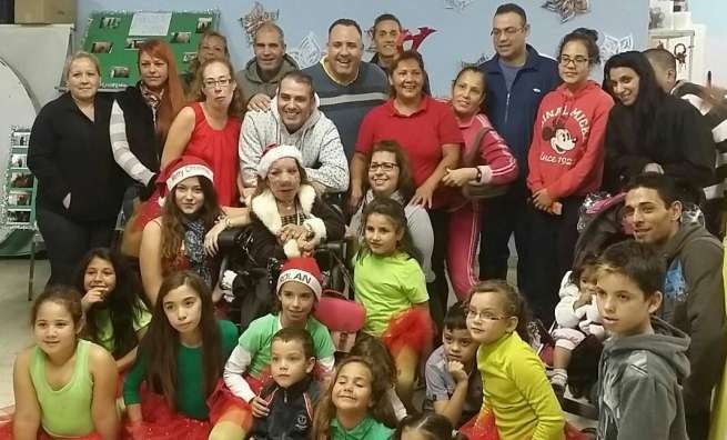 Grupo de participantes en la fiesta navideña de la AC Los Cedros del Cortijo (Foto TA)