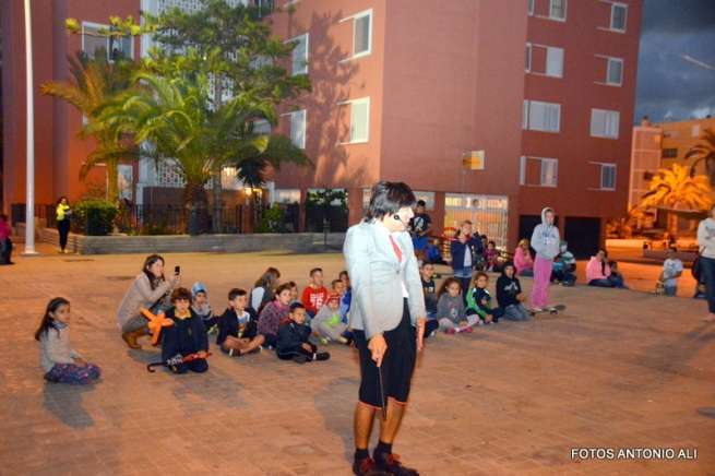 Actuación del payaso, esta tarde-noche en Las Remudas (Foto Antonio Alí)