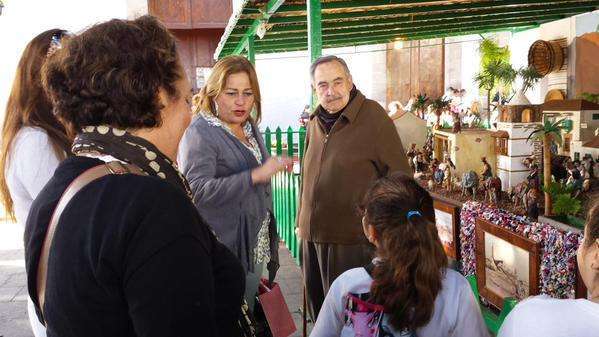 La alcaldesa junto a José Sánchez y escolares en el Belén (Foto TA)