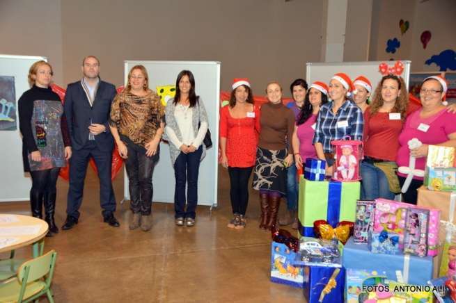 Acto de inauguración del punto de recogida de juguetes (Foto Antonio Alí)