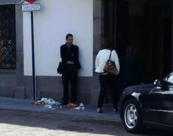 El vecino con la basura que llevaba en una bolsa sobre la acera (Foto TA)