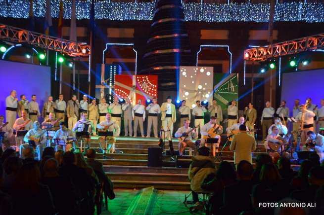Momento del concierto de anoche en la plaza de Santa Ana (Foto Antonio Alí)