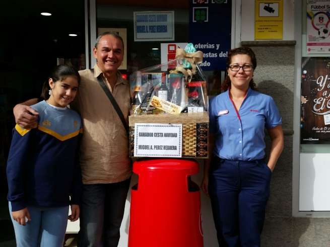 Miguel Pérez con la cesta y trabajadores de la gasolinera (Foto TA)