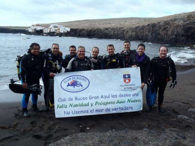 Miembros del Gran Azul portan la pancarta junto al edil Héctor Suárez (Foto TA)