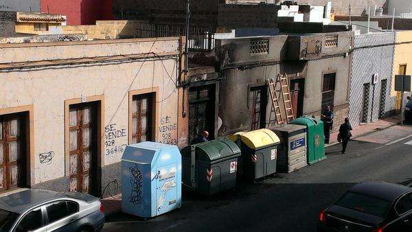 Esta mañana operarios reparaban el cableado telefónico de la vivienda afectada (Foto Francisco Ramos)